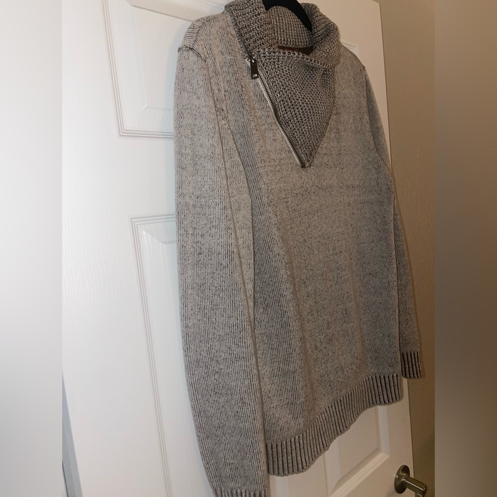GUESS LOS ANGELES. Material is mostly cotton with some wool and bamboo. Size M - Picture 8 of 10